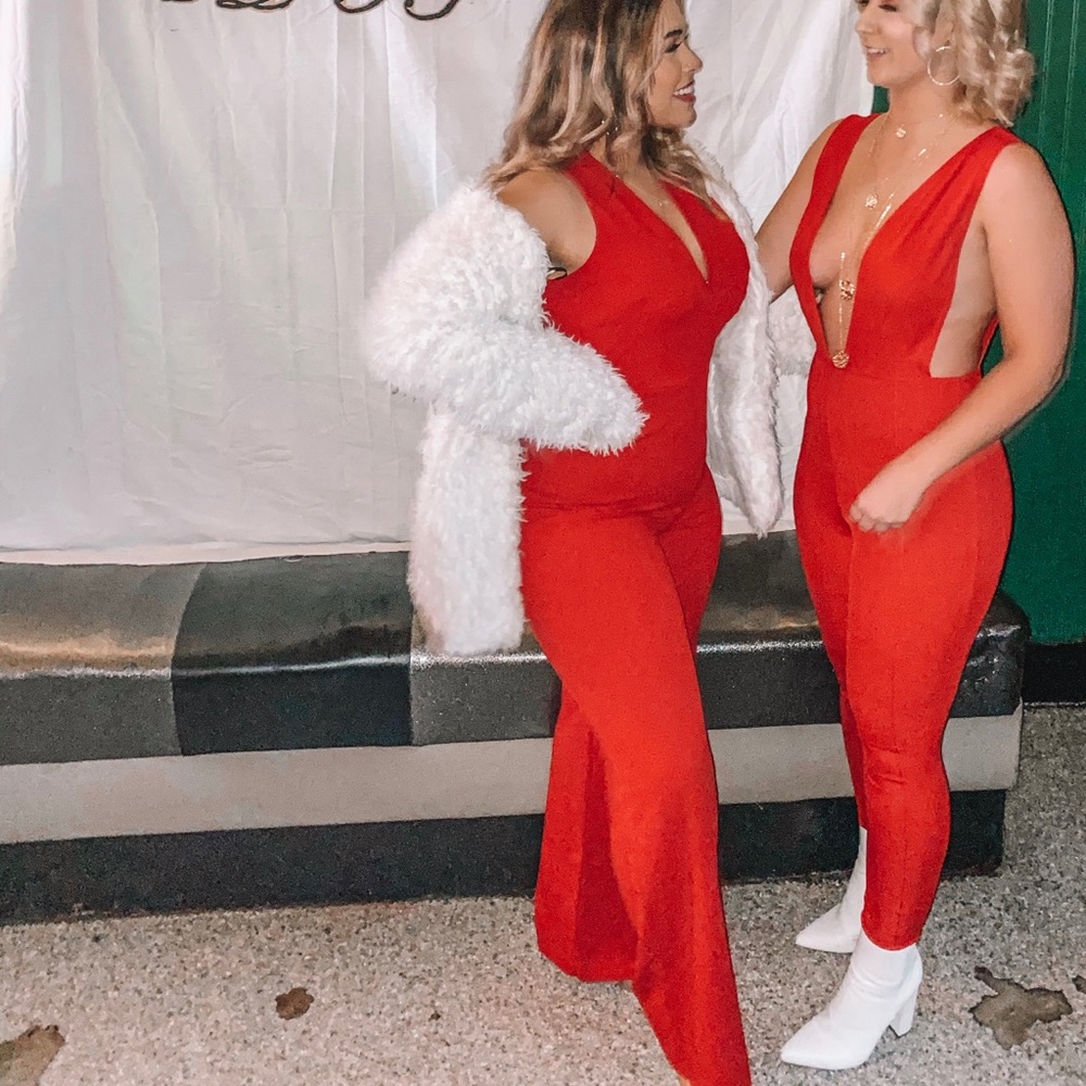 DISCOUNTED SHIPPING ON ALL PIECES
Worn once. Size L
Cute LULU’s red jumpsuit!